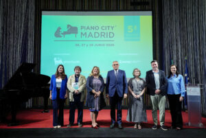 Mariangiola Mollicone, directora general de Eni Plenitude Renovables España; Elena Fontanella, directora del Istituto Italiano di Cultura de Madrid; Carmelo Di Gennaro, director de Piano City Madrid; Giuseppe Buccino Grimaldi. Embajador de Italia en España; Marta Rivera de la Cruz, delegada del Área de Cultura, Turismo y Deporte del Ayuntamiento de Madrid; Rafael Cabrera, director general de Programas y Actividades Culturales del Ayuntamiento de Madrid; Antonietta Cornacchia, de la Embajada de Italia